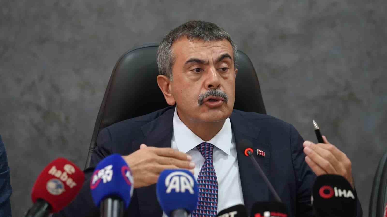 Milli Eğitim Bakanı Tekin&rsquo;de CHP Genel Başkanı &Ouml;zg&uuml;r &Ouml;zel&rsquo;e şarkılı g&ouml;nderme;
