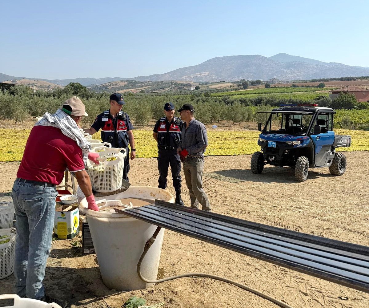 Manisa jandarmadan UTV’li üzüm devriyesi