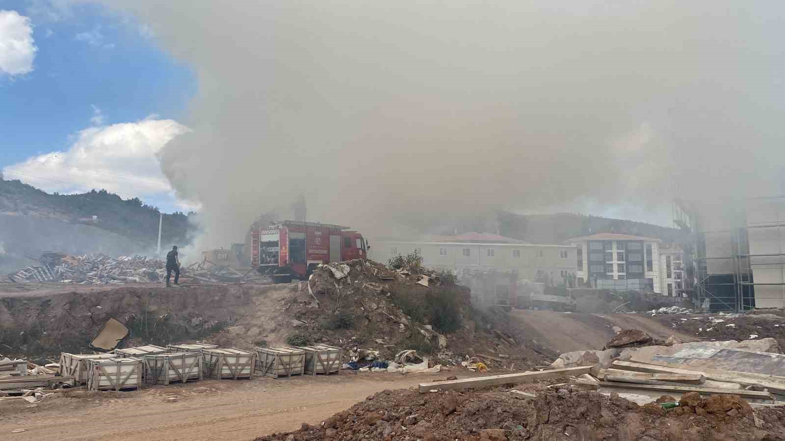 Şantiyede &ccedil;ıkan yangın korkuttu
