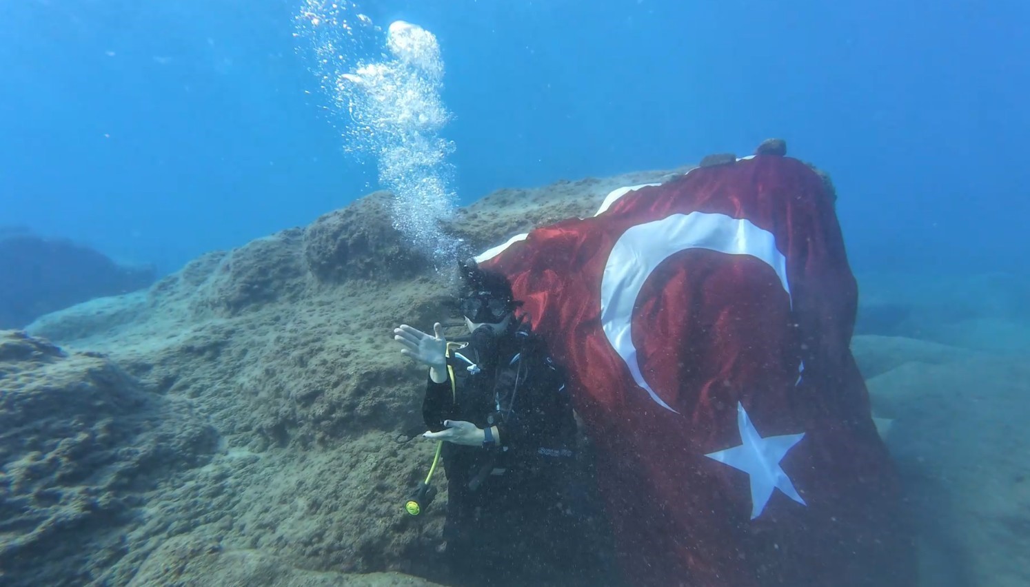 Deniz altında işaret diliyle İstiklal Marşını okudular