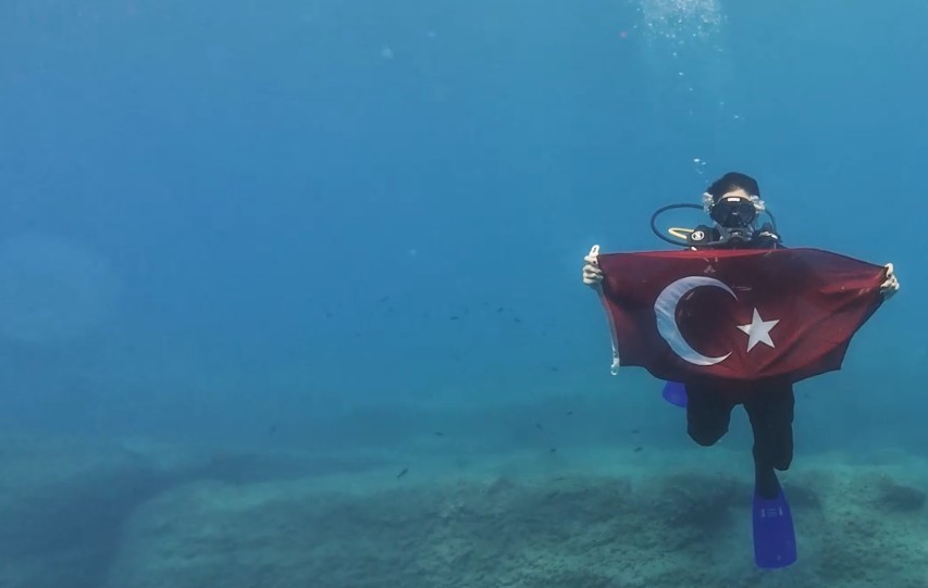 Deniz altında işaret diliyle İstiklal Marşını okudular

