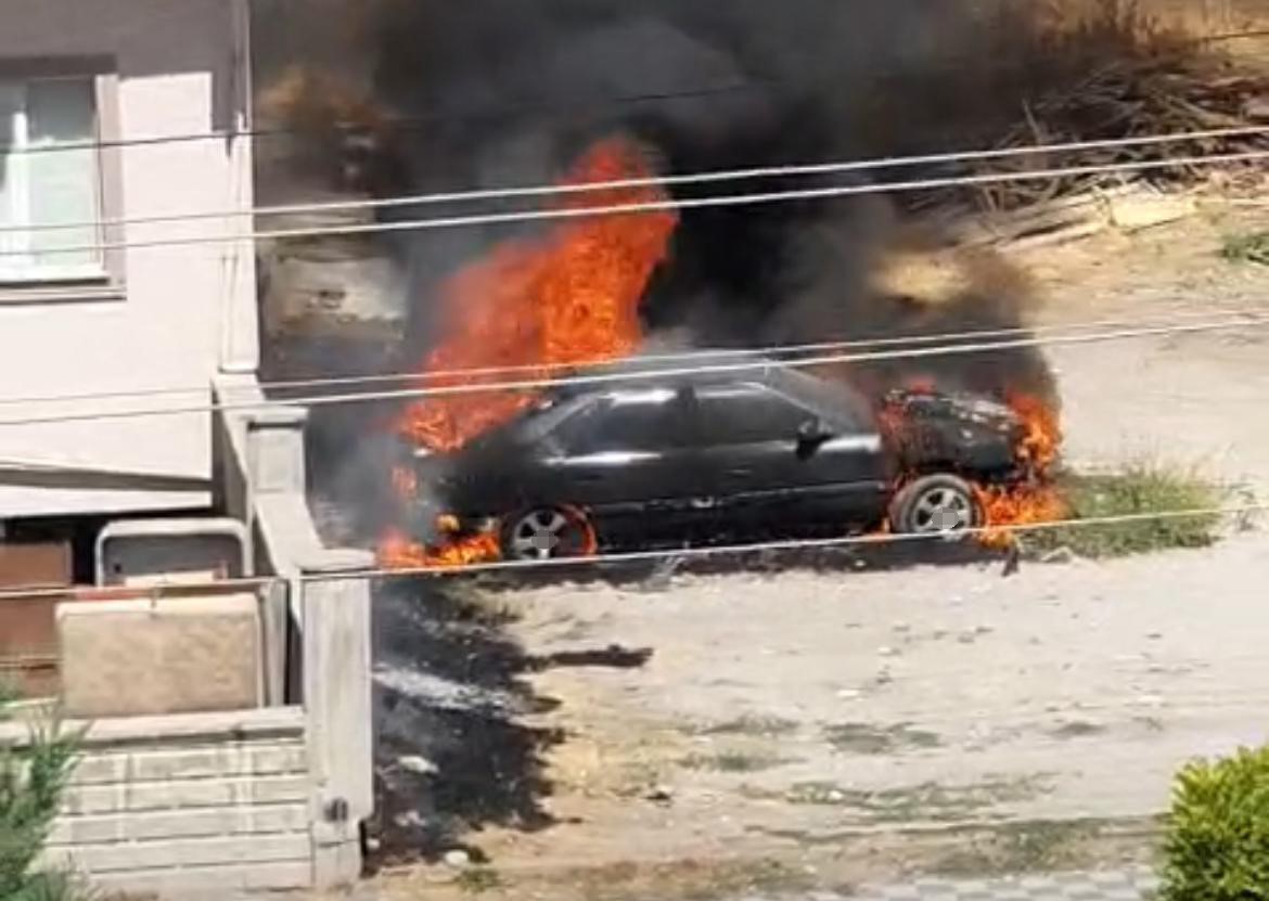 Park halindeki otomobil alev alev yandı