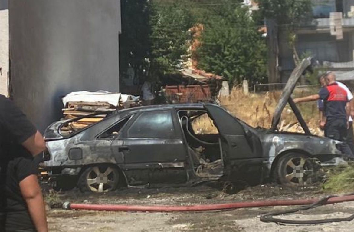 Park halindeki otomobil alev alev yandı
