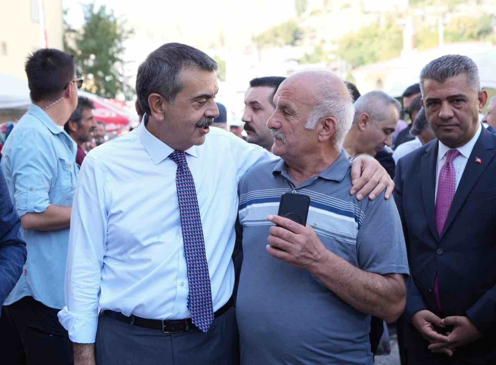 Bakan Tekin memleketi Uzundere’de