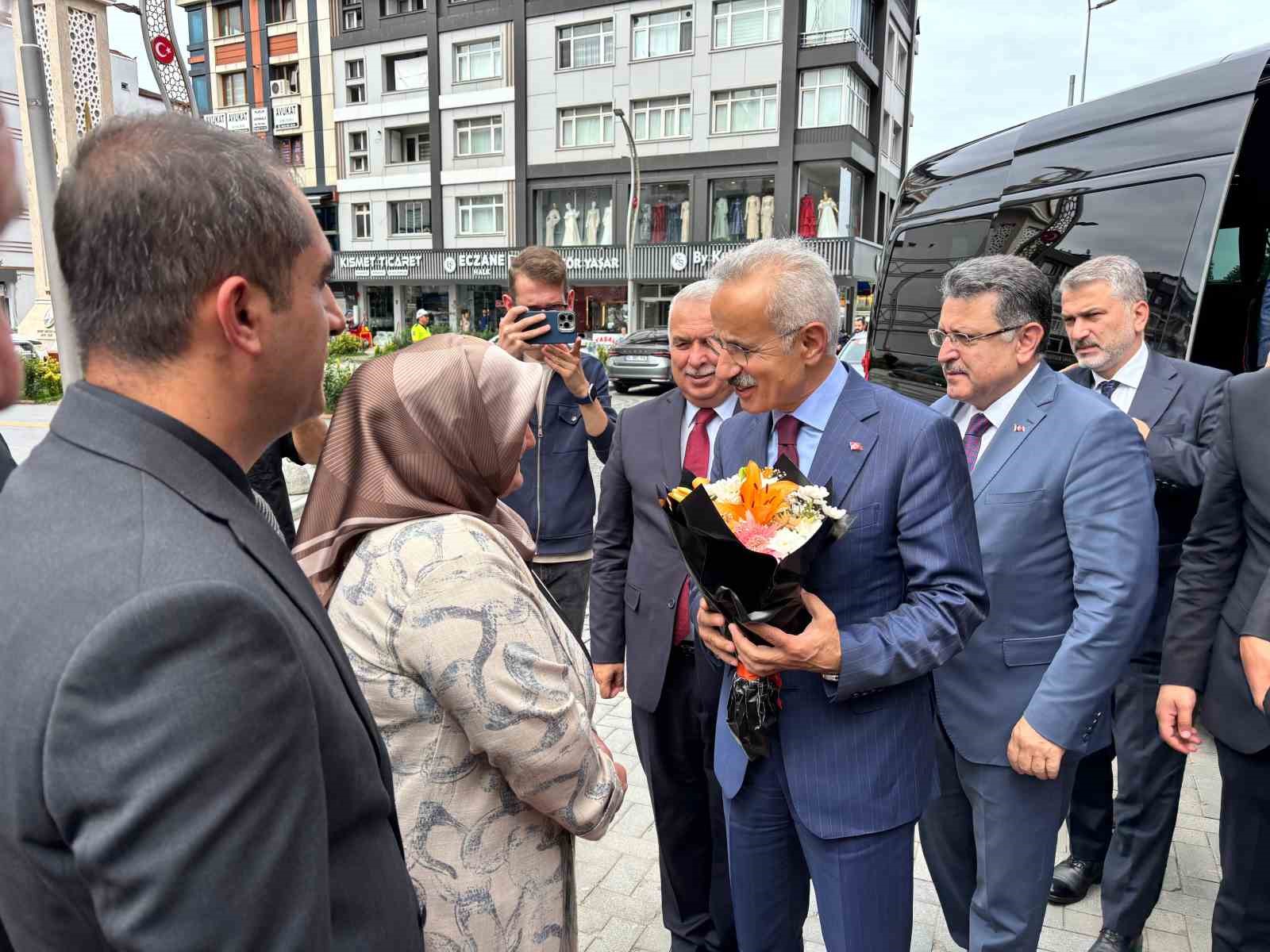 Bakan Uraloğlu’ndan Yomra yeni nesil kavşak inşaatında inceleme