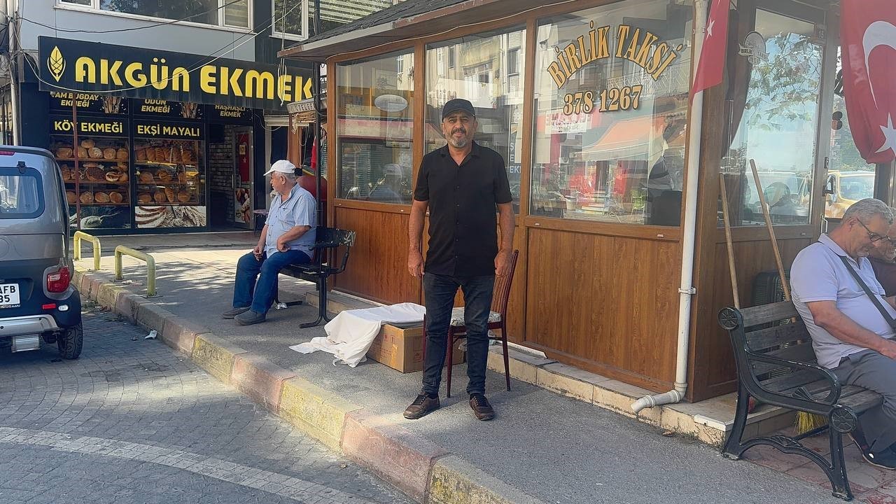 Durakta doğum yapan kedi ve yavrularına taksiciler sahip &ccedil;ıktı
