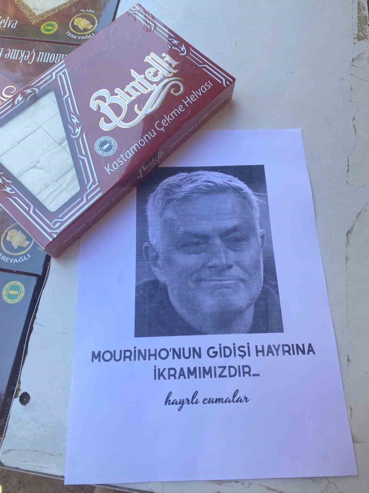 Fenerbah&ccedil;e taraftarları, Mourinho&rsquo;nun gidişini &ccedil;ekme helva dağıtarak kutladı
