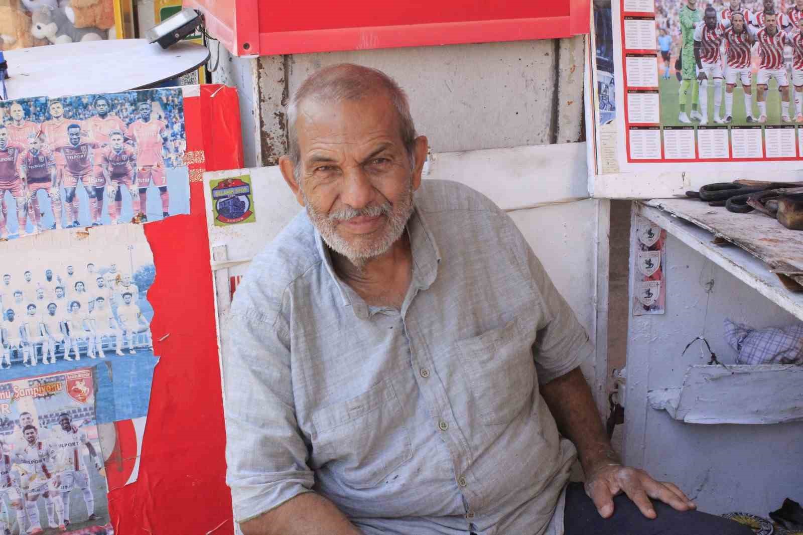 Samsunlu ayakkabı boyacısı 55 yıldır devlet ve sanat d&uuml;nyasından isimlerin ayakkabılarını parlatıyor
