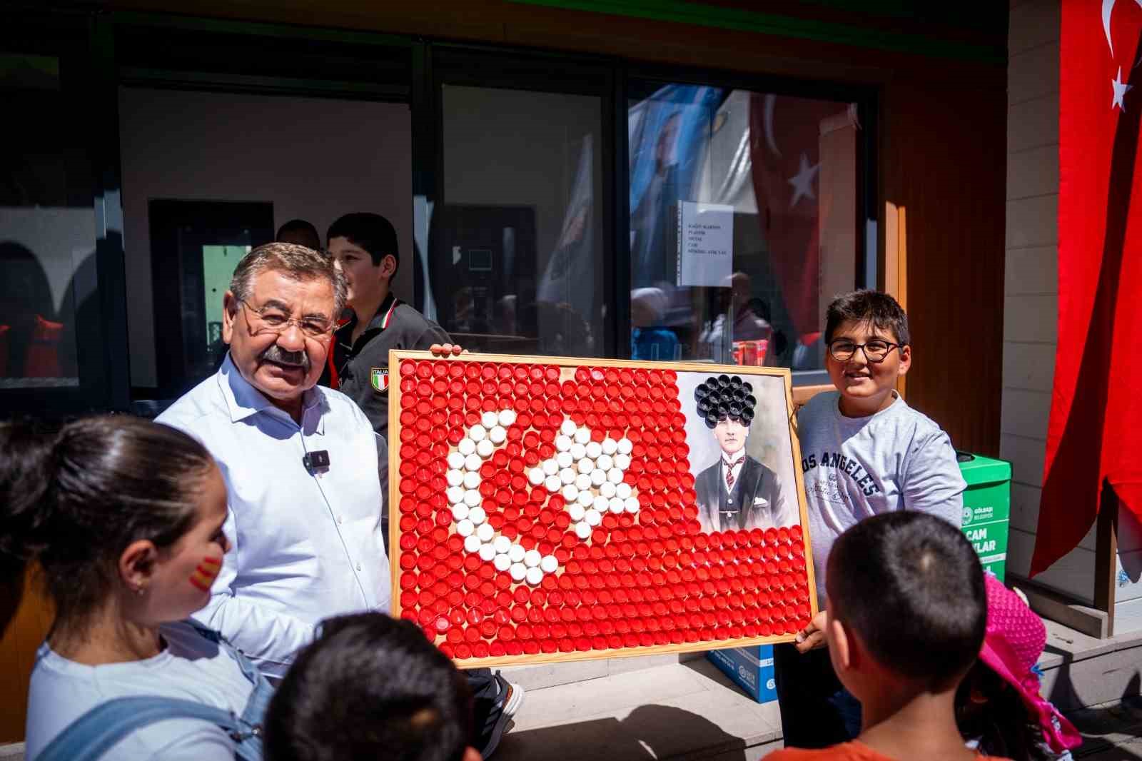 Başkan Odabaşı, ‘Dönüştür, Hediye Kazan’ kampanyası kapsamında çocuklarla buluştu