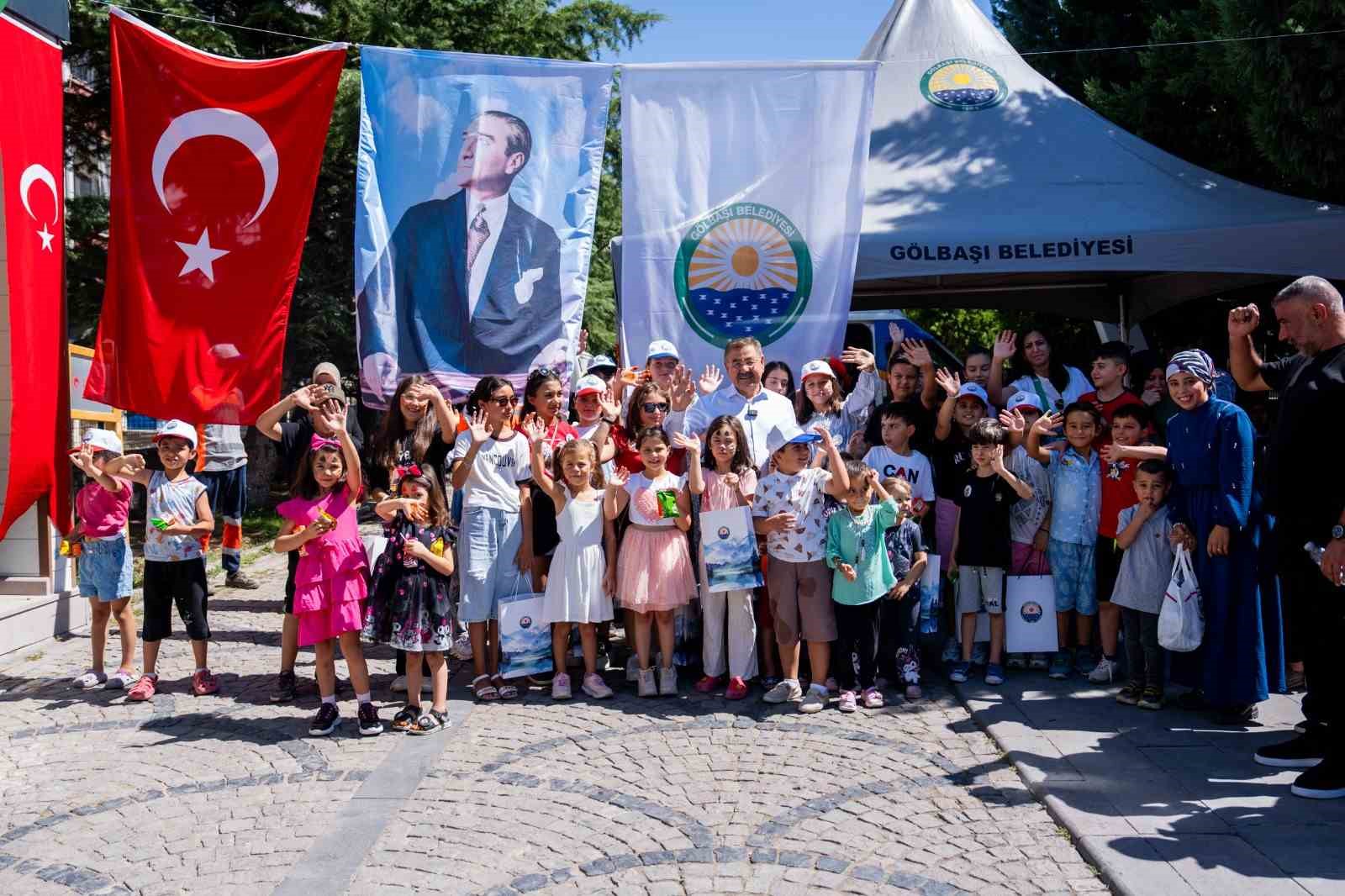 Başkan Odabaşı, &lsquo;D&ouml;n&uuml;şt&uuml;r, Hediye Kazan&rsquo; kampanyası kapsamında &ccedil;ocuklarla buluştu
