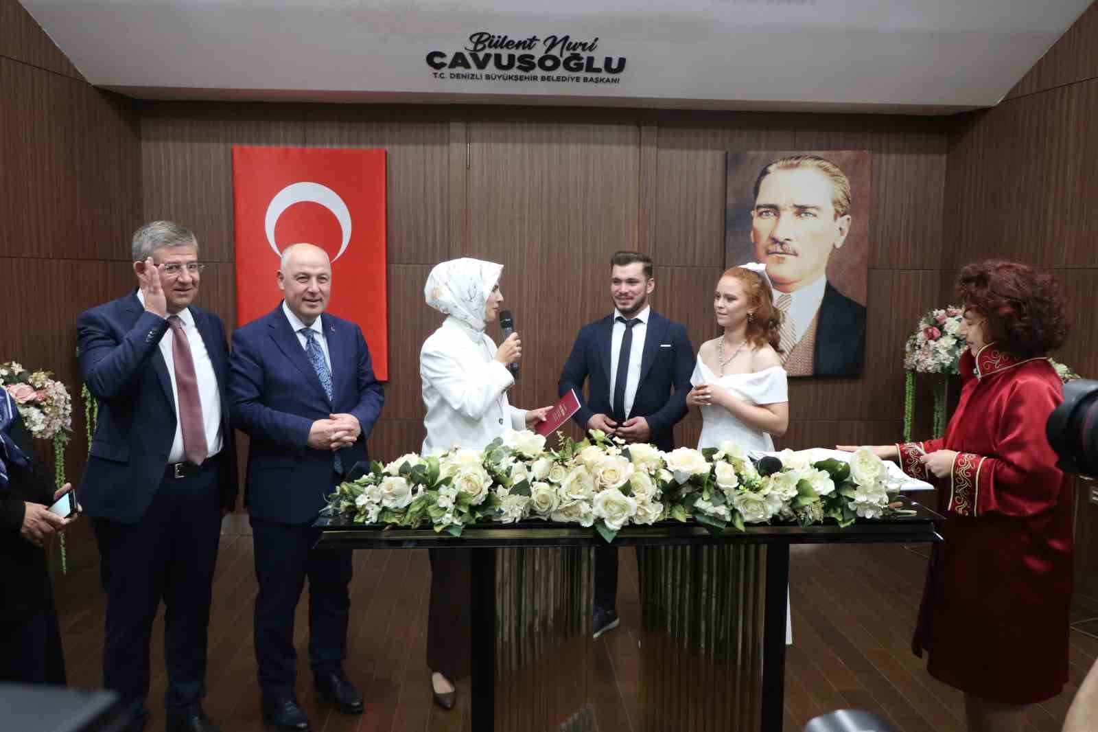 Bakan G&ouml;ktaş, Aile ve Gen&ccedil;lik Fonu kullanan &ccedil;iftin mutluluğuna ortak oldu
