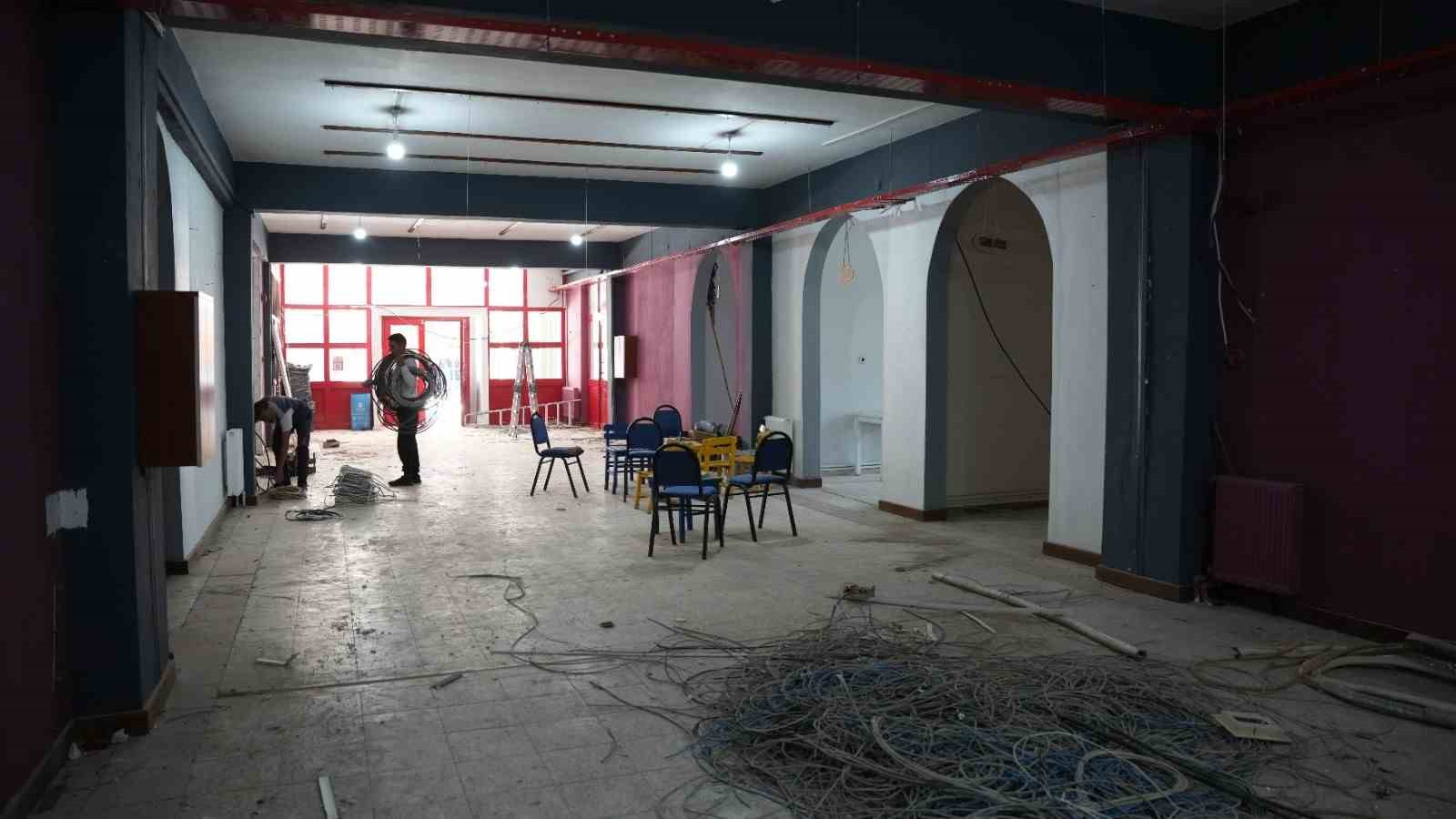 Sındırgı&rsquo;da depremzede esnaflar i&ccedil;in konteyner &ccedil;arşı kuruluyor
