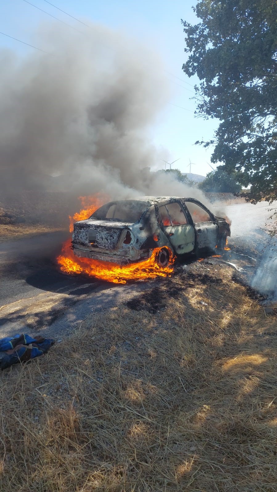 Balıkesir&rsquo;de ara&ccedil; yangını ormana sı&ccedil;ramadan s&ouml;nd&uuml;r&uuml;ld&uuml;
