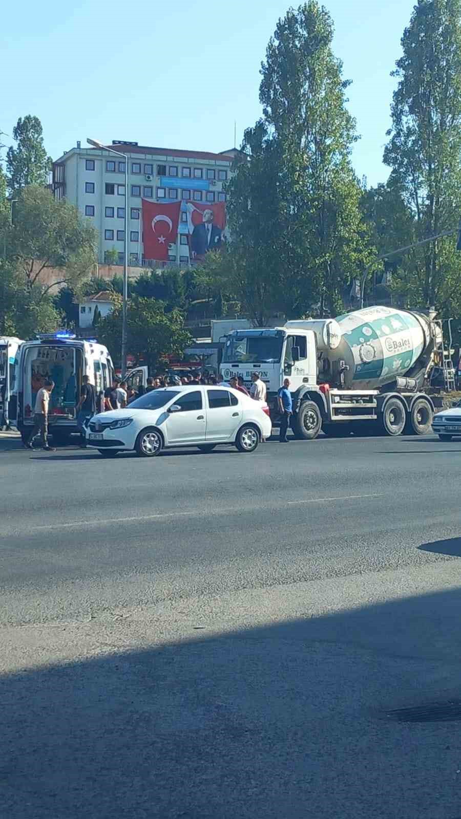 Motosiklet ile beton mikseri &ccedil;arpıştı: 1 yaralı
