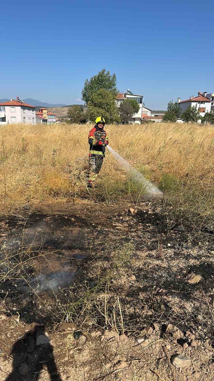 Sındırgı&rsquo;da okul yanında &ccedil;ıkan ot yangını s&ouml;nd&uuml;r&uuml;ld&uuml;
