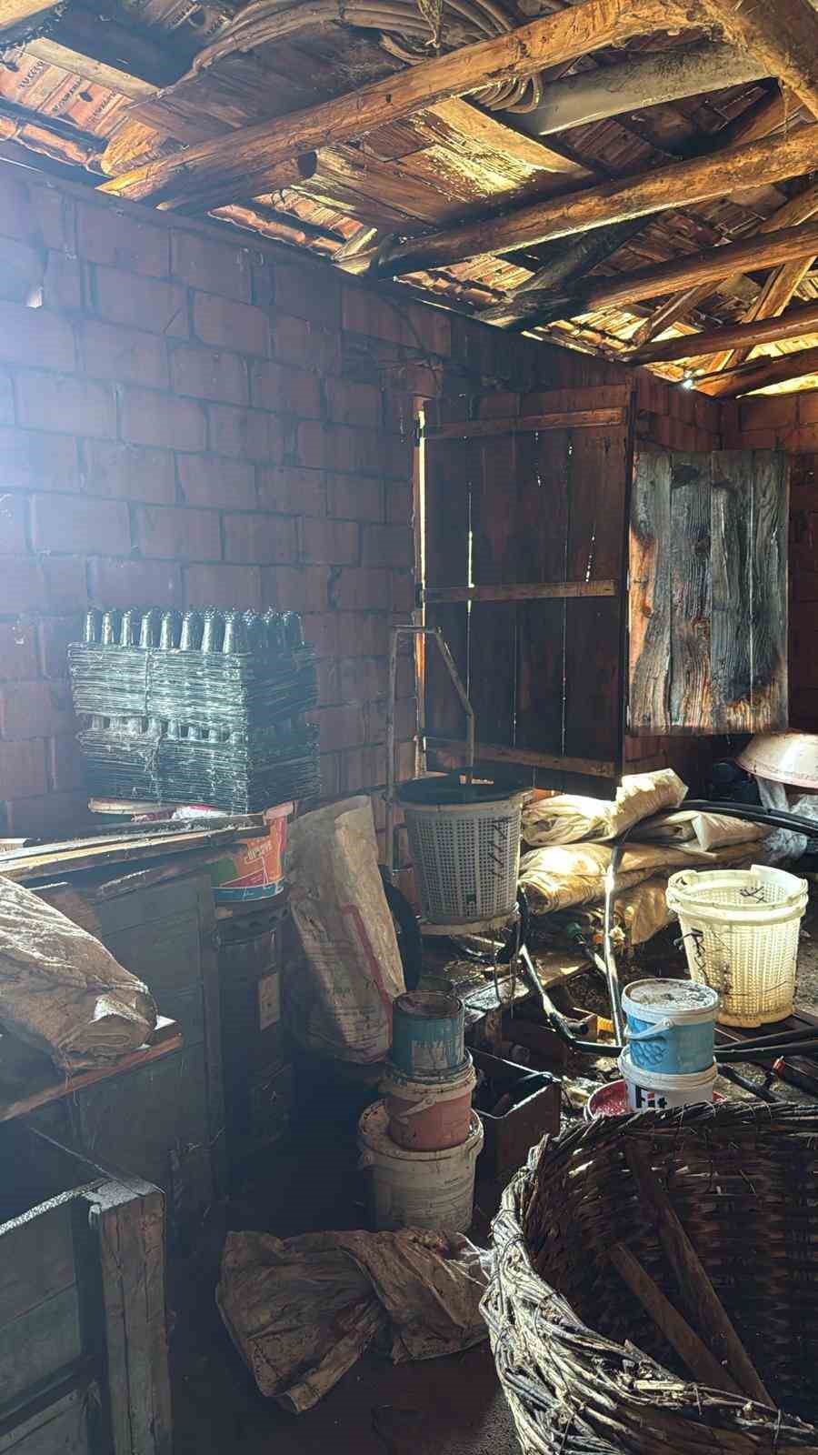 Sındırgı’da ot yangını bahçedeki yapıya sıçradı