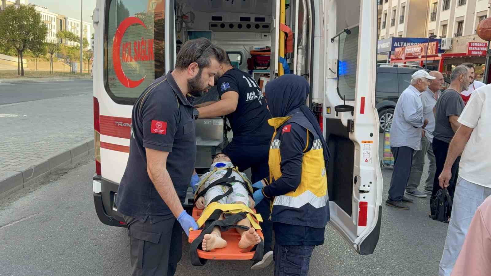 Hafif ticari aracın çarptığı çocuk hastanelik oldu