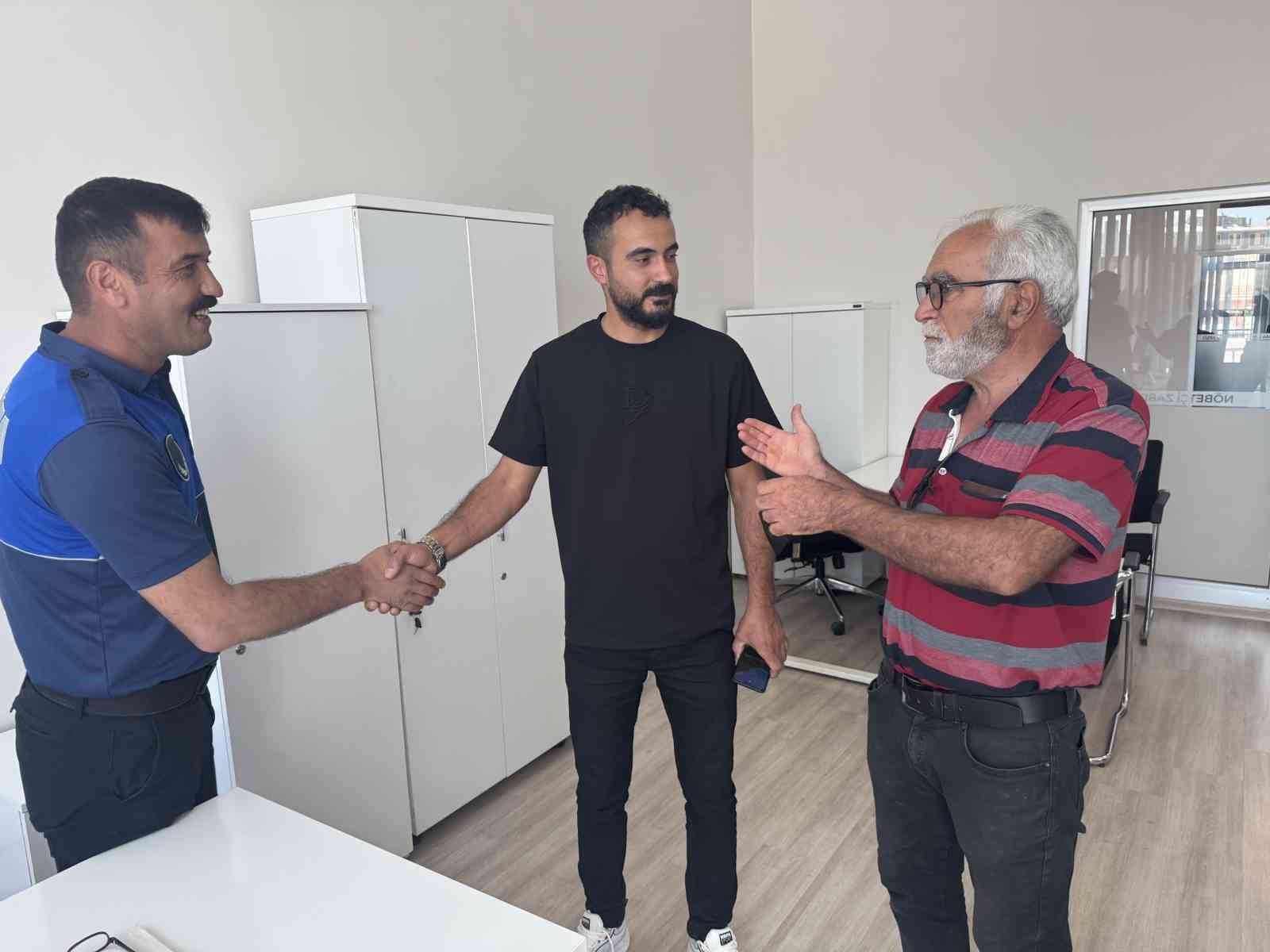 Yol kenarında bulduğu altınları sahibine teslim etti
