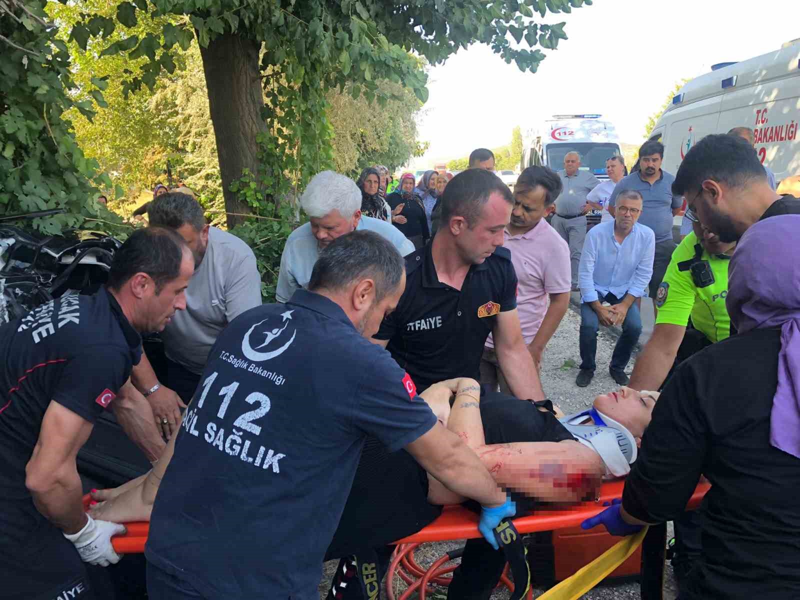 Burdur’da traktör otomobille çarpıştı: 4 yaralı