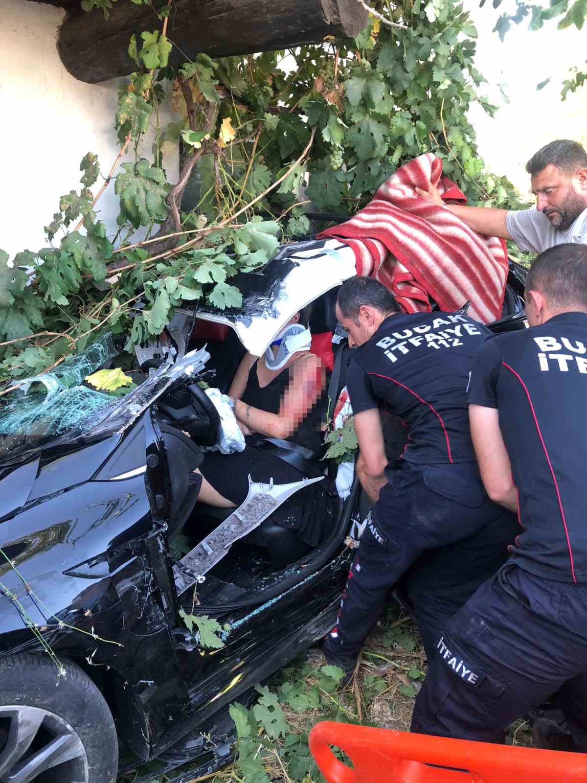 Burdur’da traktör otomobille çarpıştı: 4 yaralı