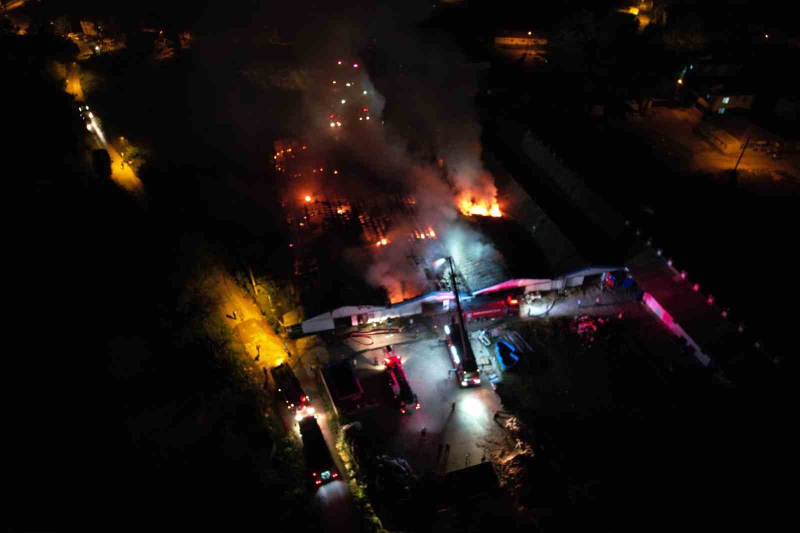 Sakarya’da fabrikadaki yangın söndürüldü