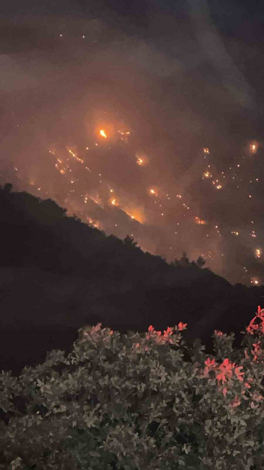 Buldan’da başlayan orman yangını için ekipler söndürme çalışmalarını devam ediyor