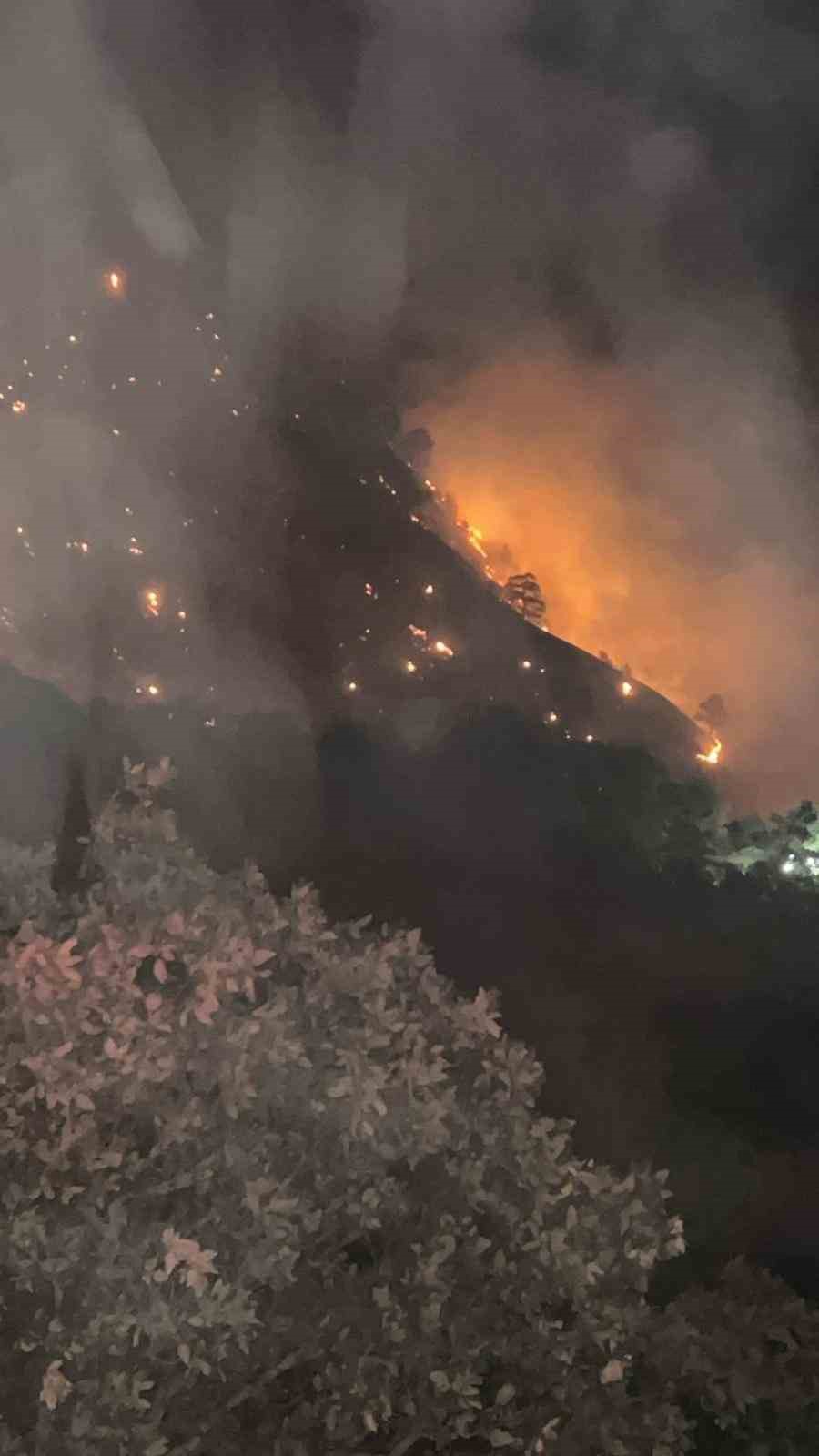 Buldan’da başlayan orman yangını için ekipler söndürme çalışmalarını devam ediyor