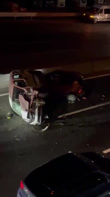 Hafif ticari araç, lastiği patlayan otomobile çarparak yan yattı: 2 çocuk yaralı