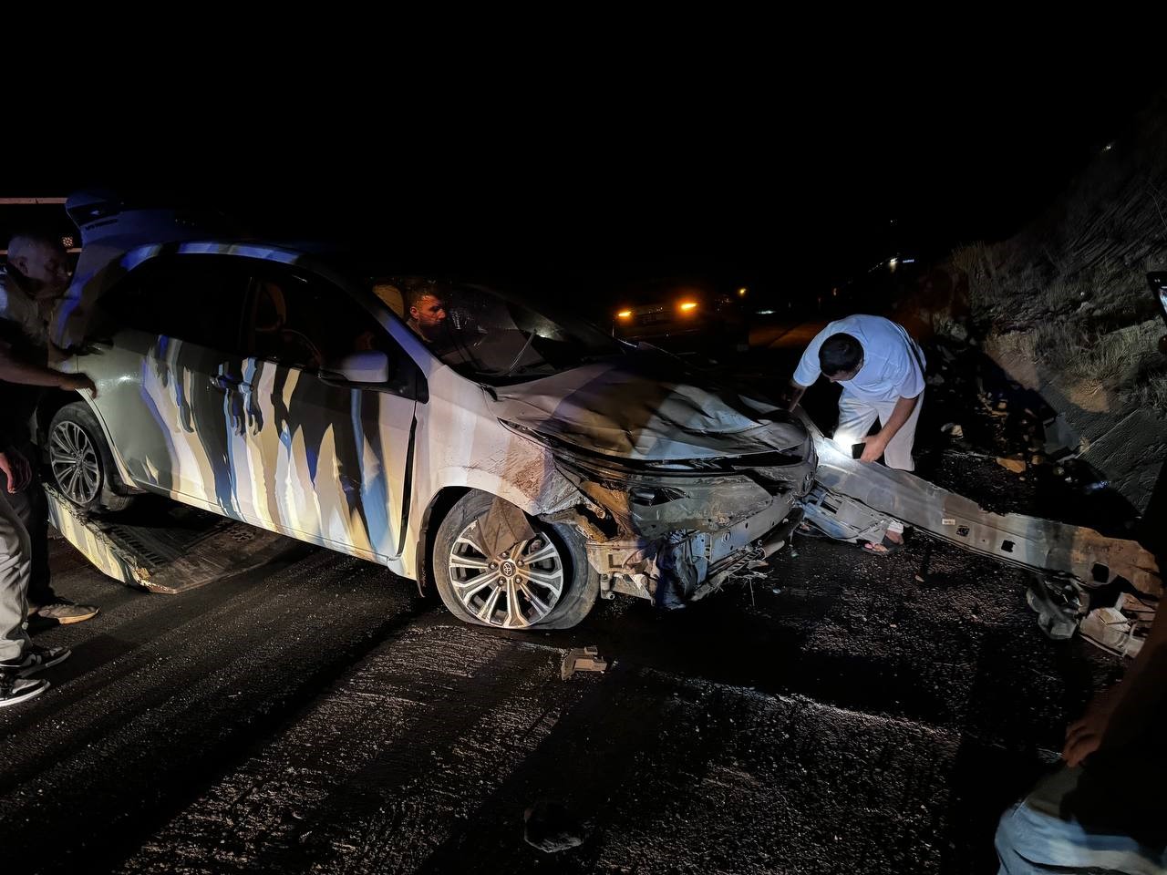 Yola çıkan hayvana çarpmamak için manevra yapan araç beton duvara çarptı

