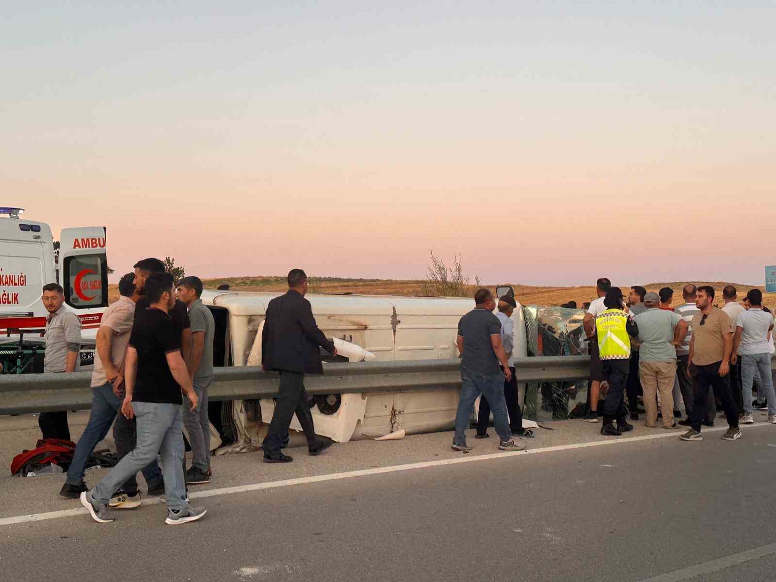 Otomobille midibüsün çarpıştığı kazada 10 kişi yaralandı