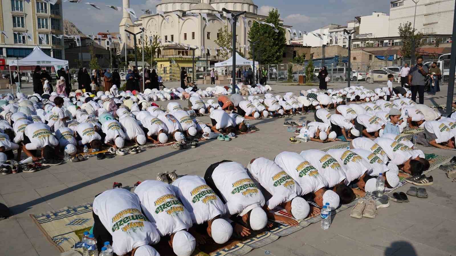 Van’da çocuklardan namaz temalı yürüyüş