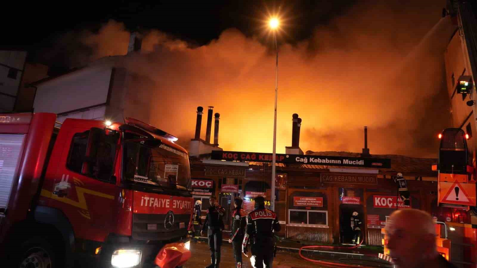 Erzurum’da cağ kebabı dükkanlarında çıkan yangın evlere ve otele sıçradı