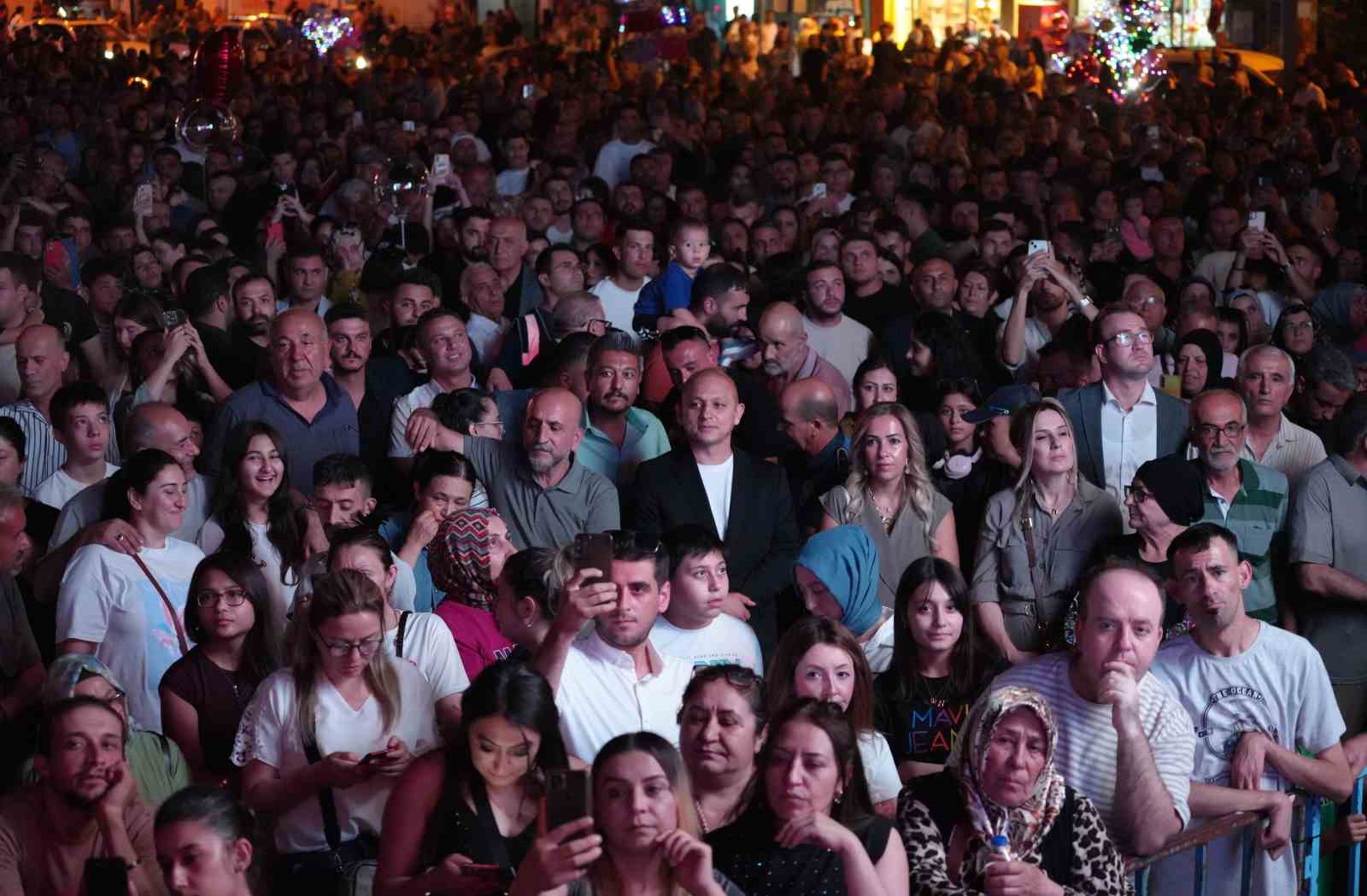 Türk Halk Müziği sanatçıları, Zafer Bayramı’na özel konserde sahne aldı
