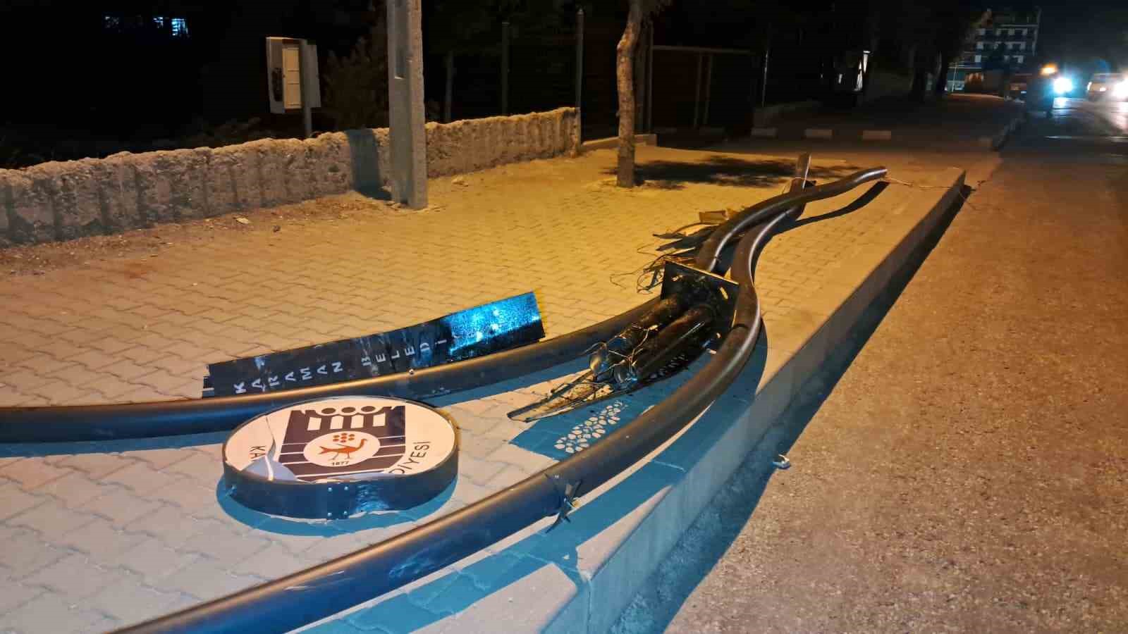 Karaman’da kontrolden çıkan minibüs, aydınlatma direği ve ağaçlara çarptı
