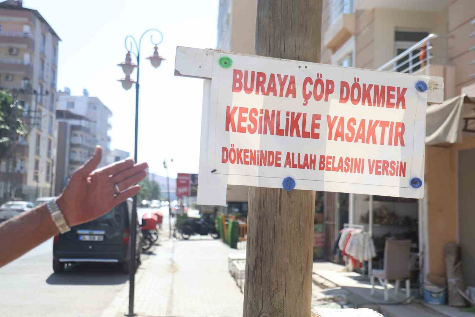 &Ccedil;&ouml;p sorununa &lsquo;Buraya &ccedil;&ouml;p d&ouml;kmek kesinlikle yasaktır, d&ouml;kenin Allah belasını versin&rsquo; s&ouml;zlerinin olduğu tabelayı asarak son verdi
