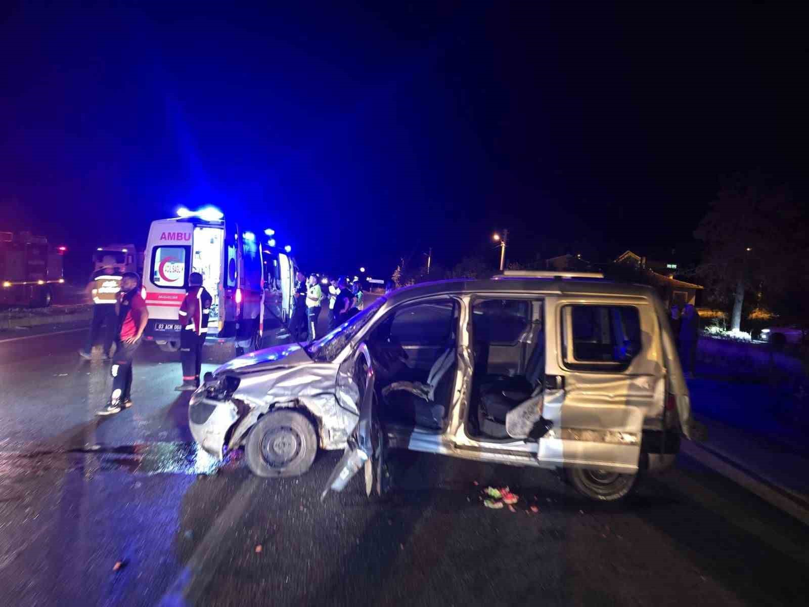 Otomobillerin çarpıştığı kazada 1 kişi öldü, 2 kişi yaralandı
