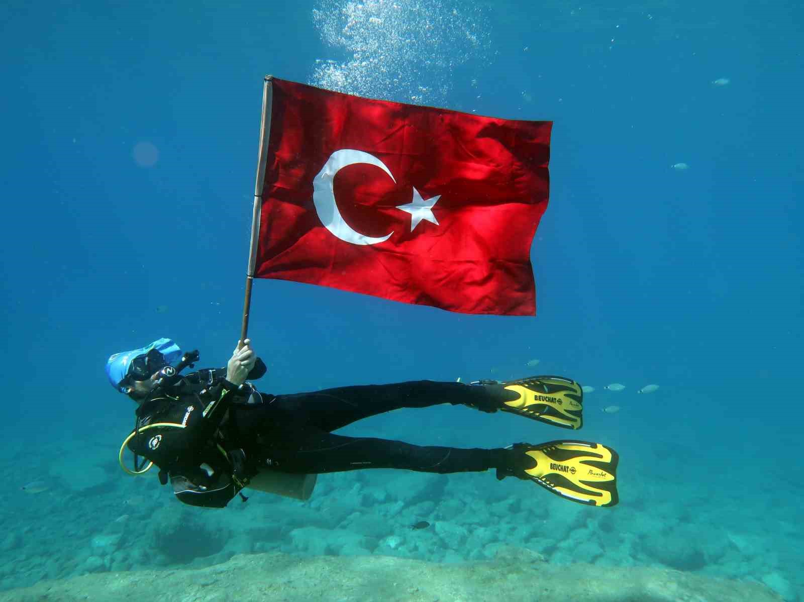 Deniz dibinde Türk bayraklı 30 Ağustos kutlaması