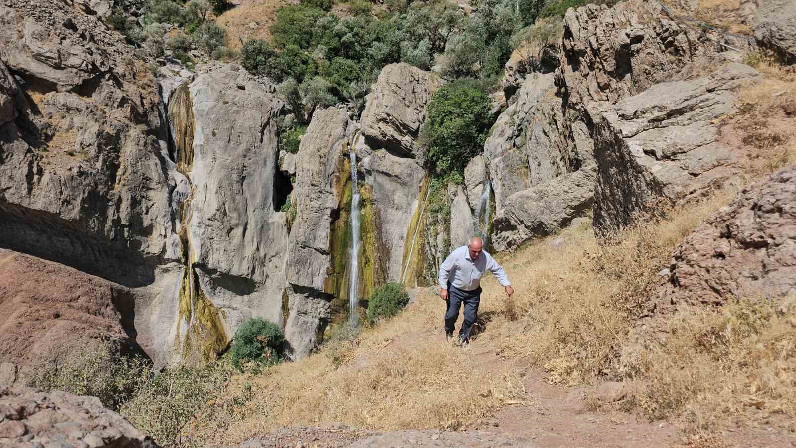 Hakkari’nin saklı cenneti Marînüs Şelalesi insanları büyülüyor