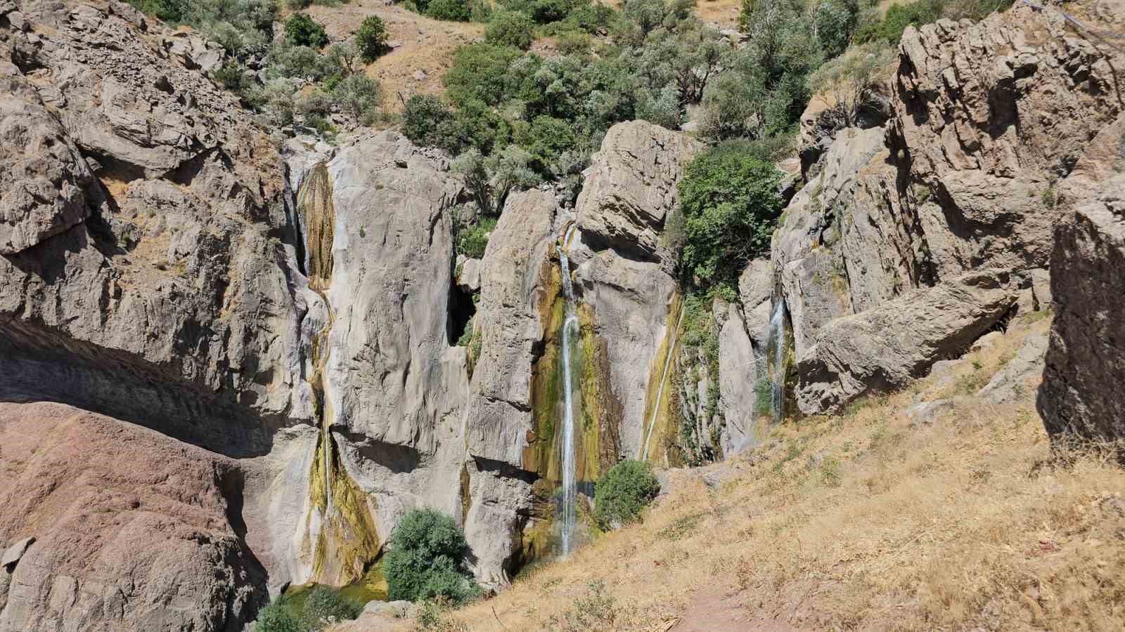 Hakkari’nin saklı cenneti Marînüs Şelalesi insanları büyülüyor