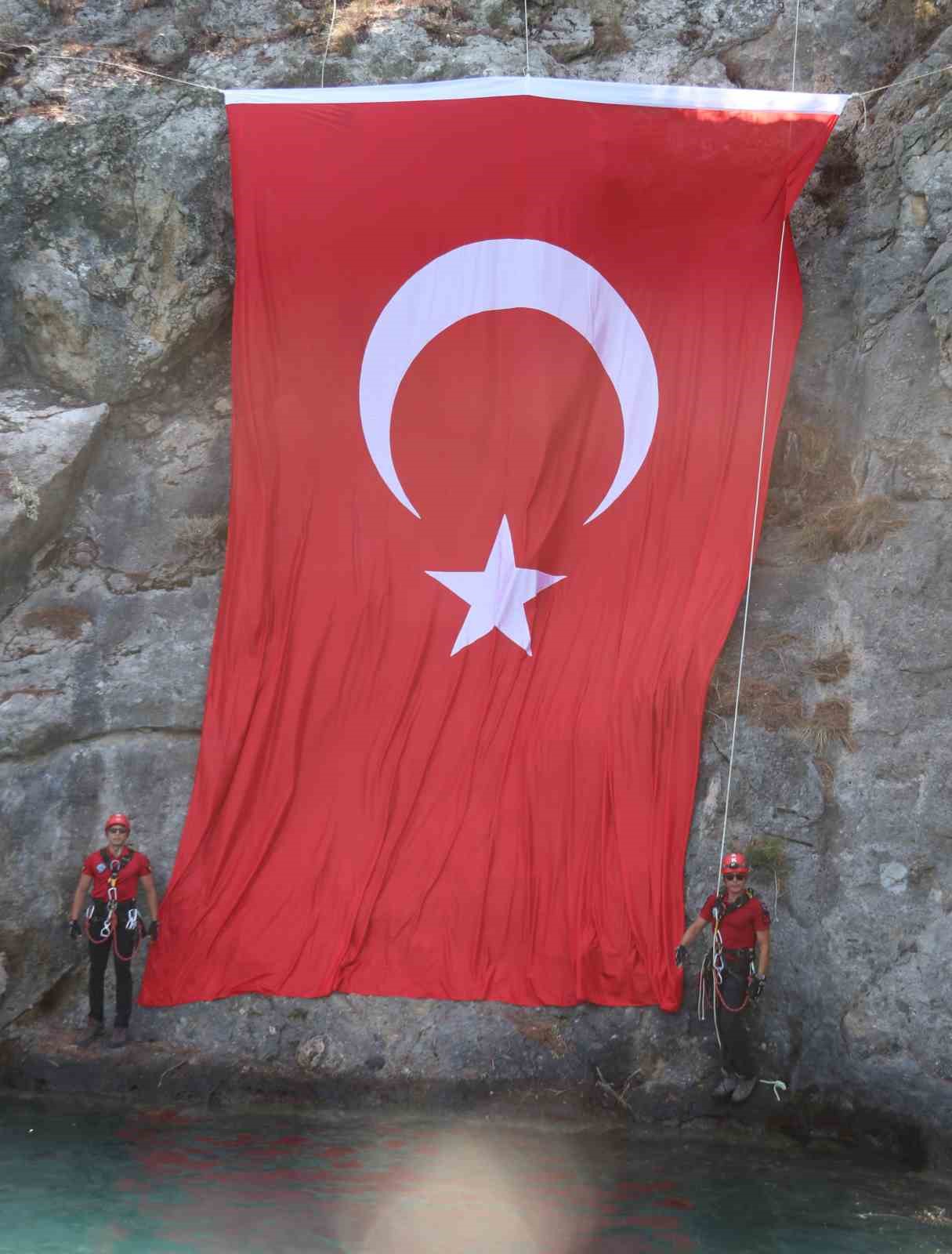 &Ouml;l&uuml;deniz JAK Timinden coşkulu Zafer Bayramı kutlaması
