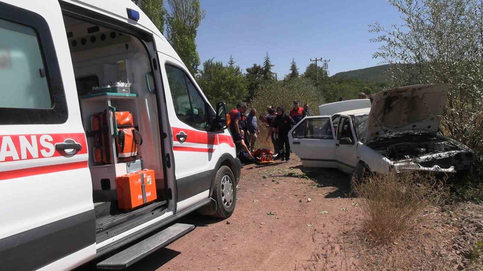 Kütahya’da kontrolden çıkan otomobil şarampole devrildi: 3 yaralı