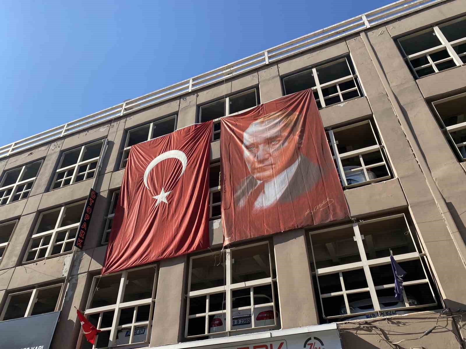 Her yer Türk bayrakları ile süslendi