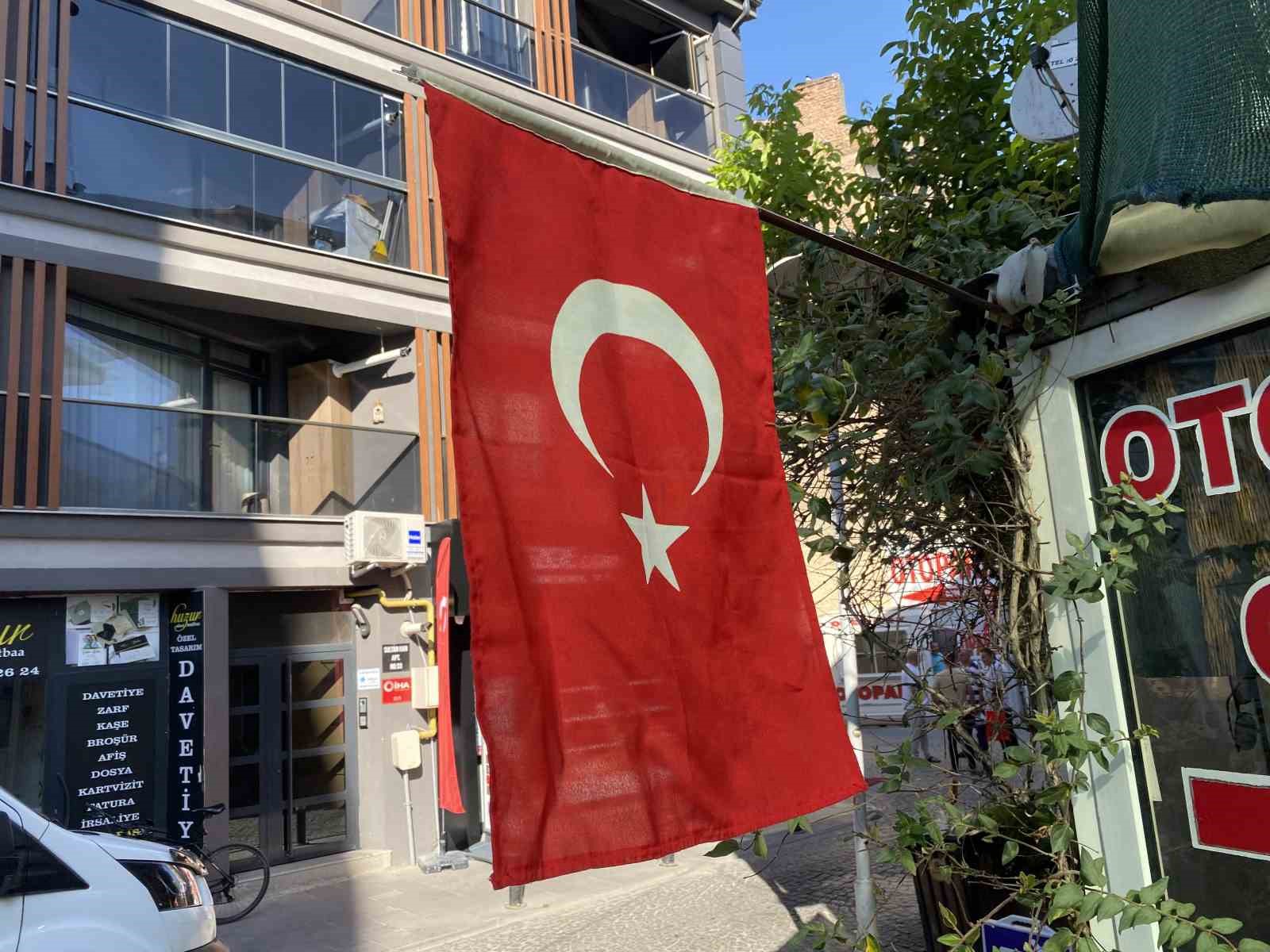 Her yer T&uuml;rk bayrakları ile s&uuml;slendi
