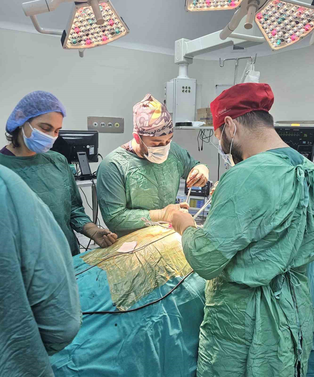 Bayburt&rsquo;ta omurilik basısı olan bir hastaya omurga ameliyatı yapıldı
