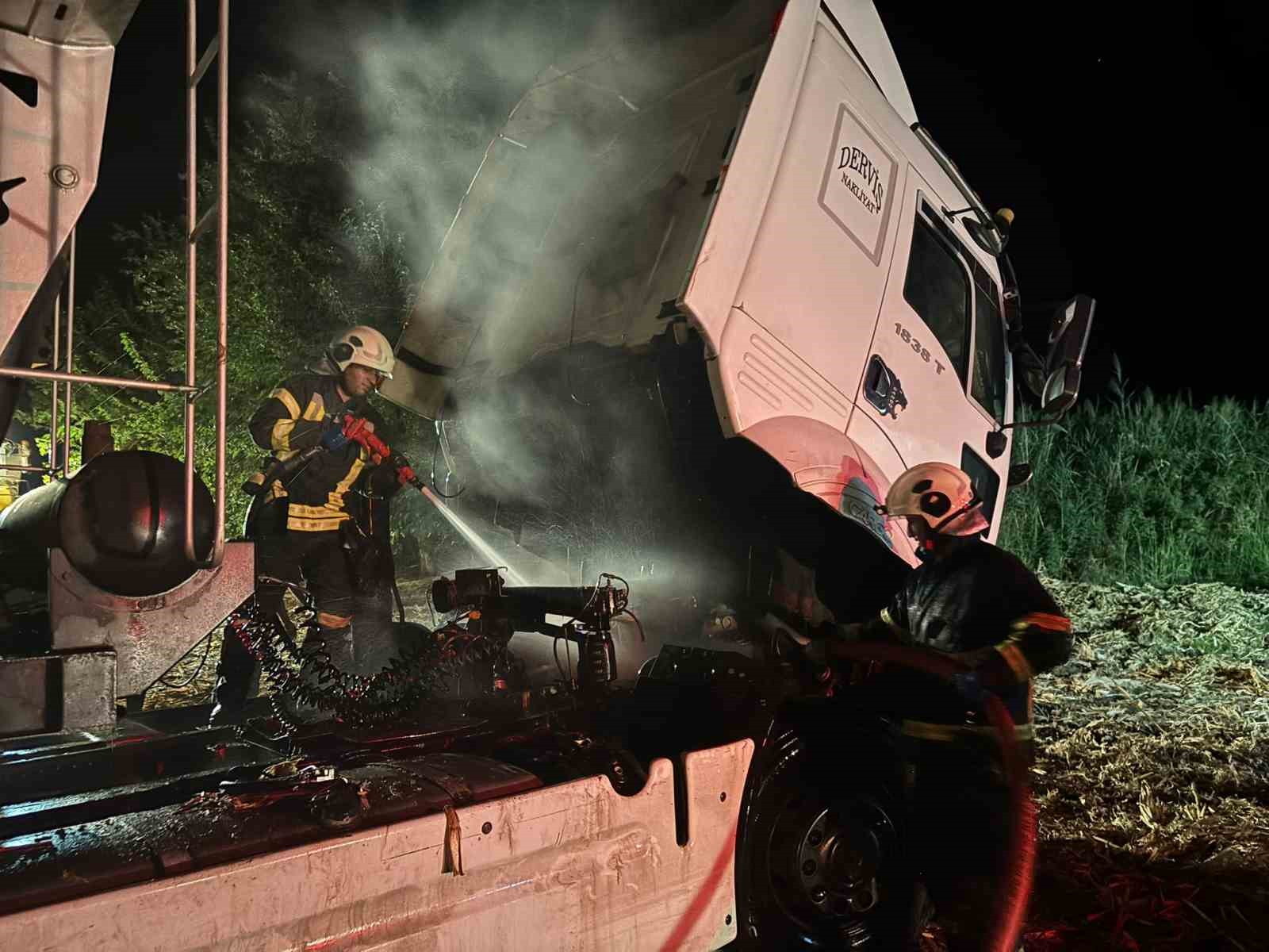 Batman’da park halindeki tır yandı