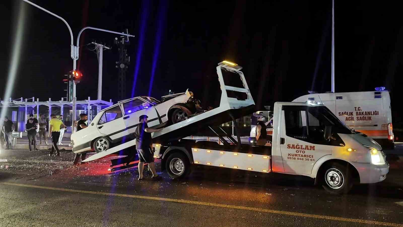 Duble yolda iki otomobil çarpıştı: 1’i ağır, 3 yaralı