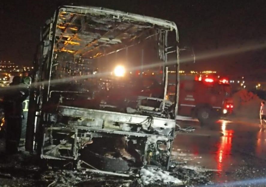 Yolcu otobüsü alev topuna döndü, şoförün erken fark etmesi faciayı önledi