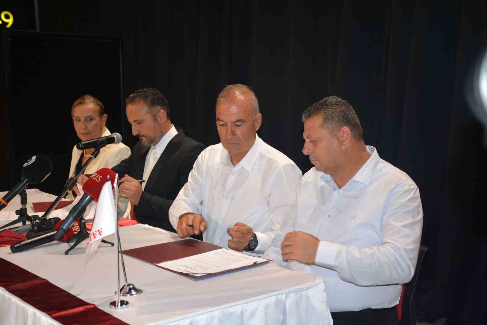 Kıbrıs’ta futbolun sağlığı Yakın Doğu Üniversitesi Hastanesi’ne emanet
