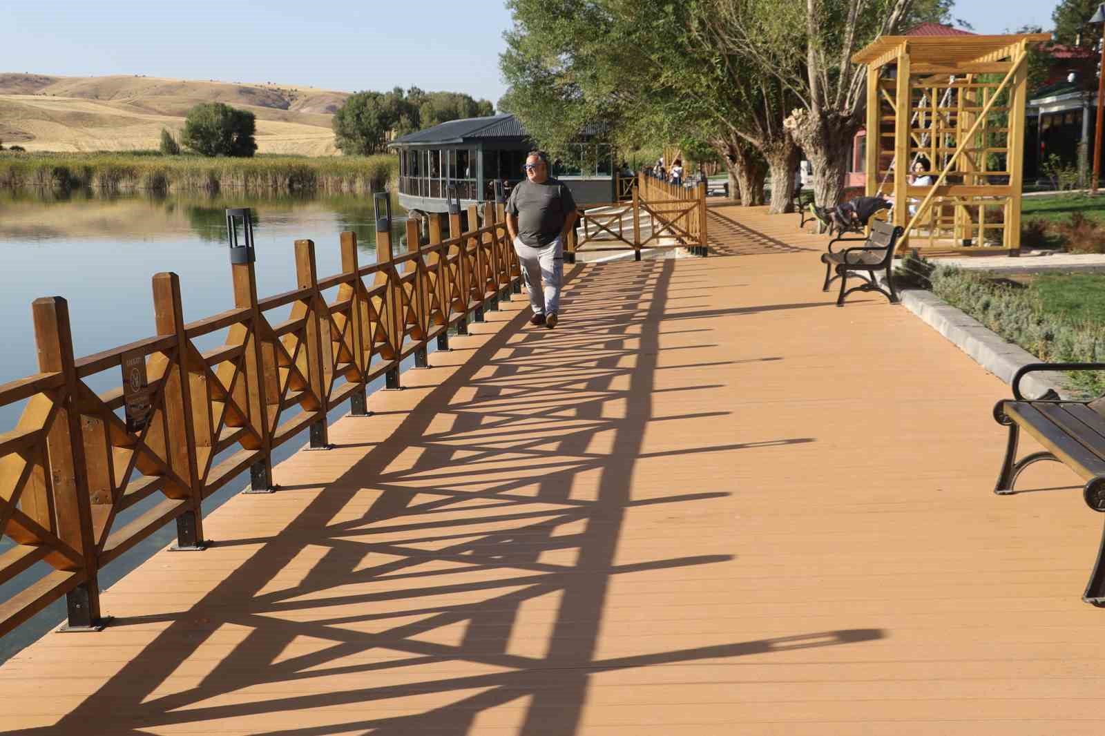 Turizmin g&ouml;zde merkezi yenilendi, ziyaret&ccedil;ilerle doldu taştı
