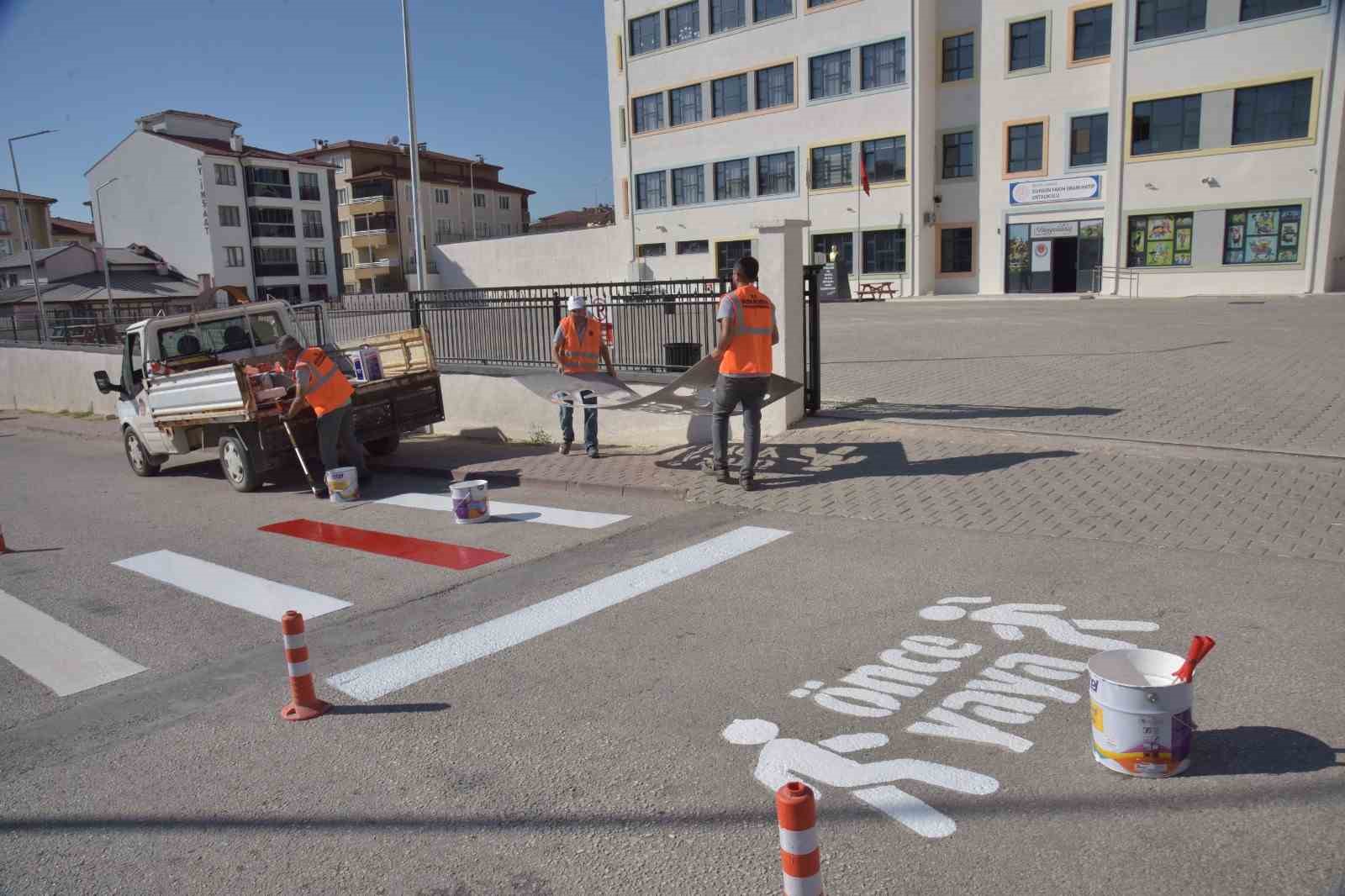 Okul &ouml;nlerindeki &ccedil;izgi ve yaya ge&ccedil;işleri boyandı
